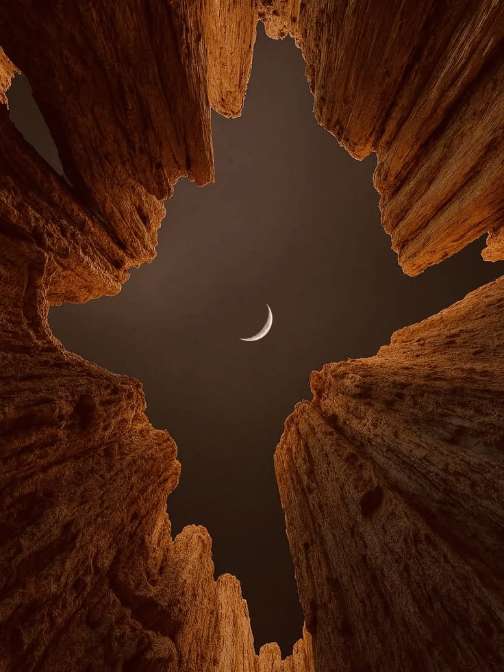 Lua crescente vista do fundo de um cânion escuro